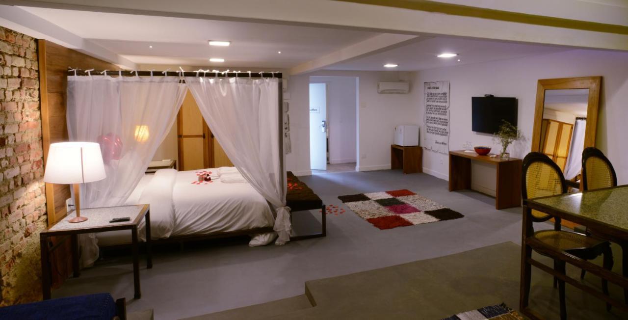 Suíte com Cama King-size e Banheira de Hidromassagem